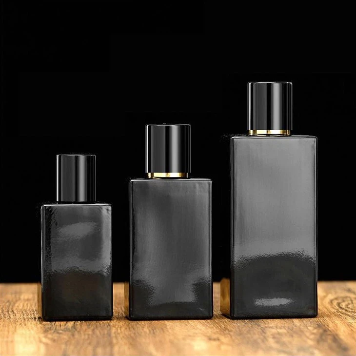 Črna steklenica parfuma